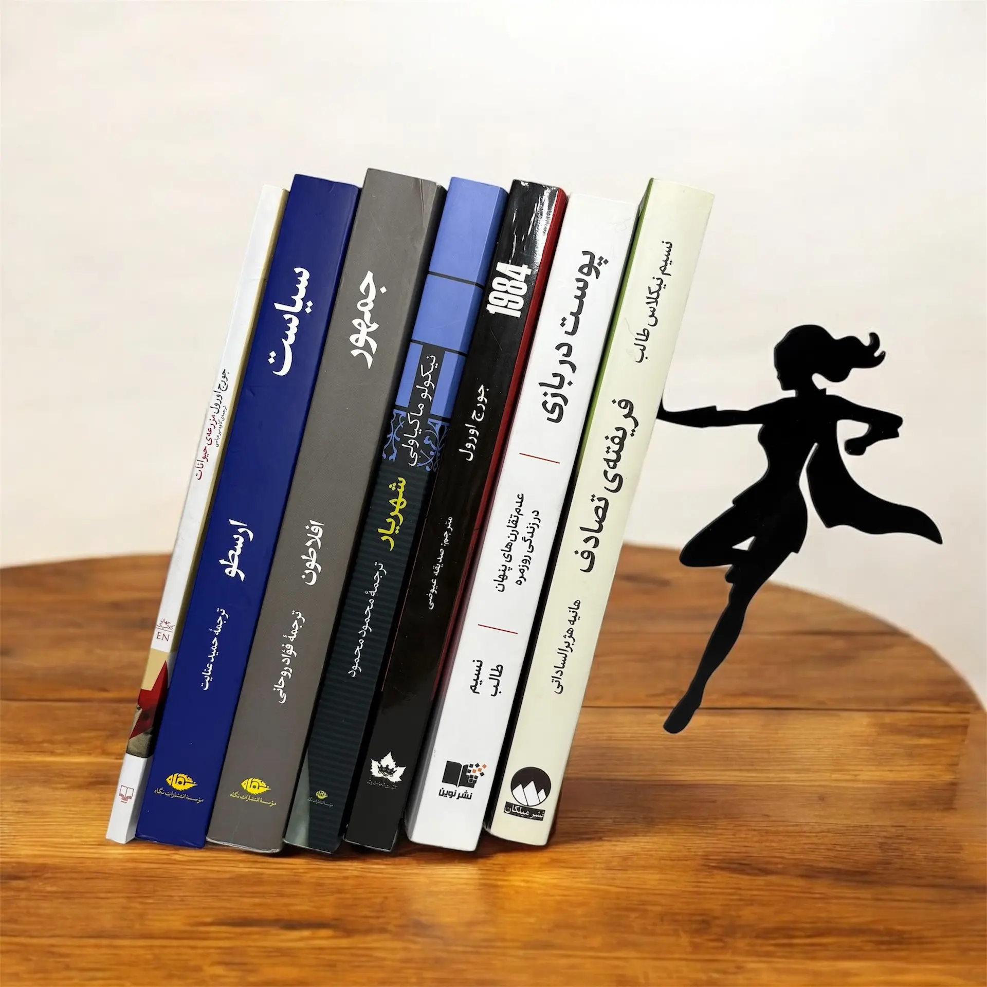 کتابخانه فرورا استورم روی میز